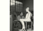Emilio Greco accanto al busto della Grande Figura seduta