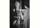 Emilio Greco mentre delinea Sofia Loren nello studio di Villa Massimo