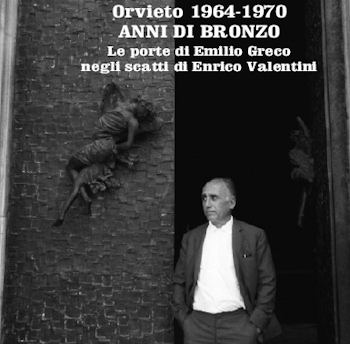 Emilio Greco davanti alle porte del Duomo da lui create